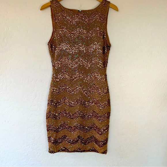 Alice & Olivia Zigzag Sequin Shift Party Dress. Size: 2. Great condition overall - Picture 2 of 16